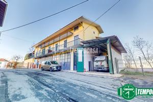 CASA SEMINDIPENDENTE CON GIARDINO E AMPI FONDI A C