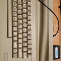 Computer Commodore 64 con vari giochi e istruzioni