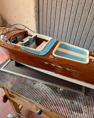 Modello motoscafo Riva