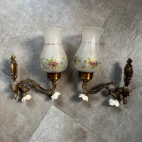 Due applique in ottone, vetro dipinto a mano