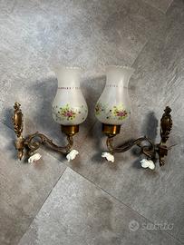 Due applique in ottone, vetro dipinto a mano