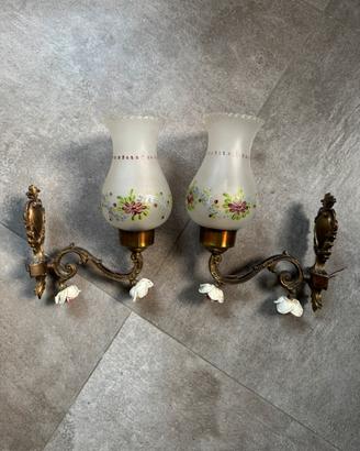 Due applique in ottone, vetro dipinto a mano