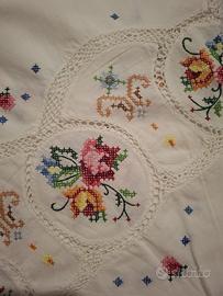 Tovaglia Circolare Finemente Ricamata