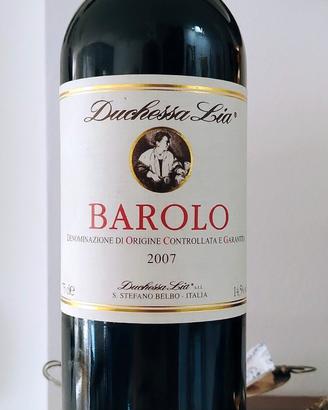 una bottiglia vino Barolo