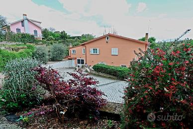 Villa in bifamiliare completamente ristr
