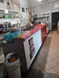 bancone e vetrina bar