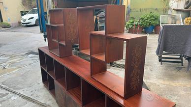 Credenza in legbo con mensole coordinate