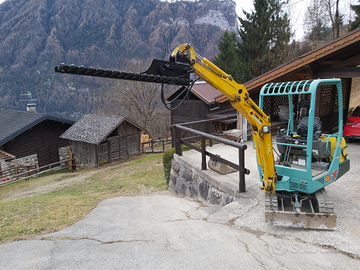 Tagliasiepi oleidinamico per escavatore