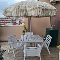 Tavolo da giardino/terrazzo con ombrellone