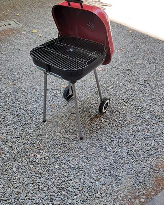 Barbecue a carbonella con accessori, mai usato