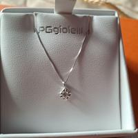 Collana in oro bianco con ciondolo di diamante