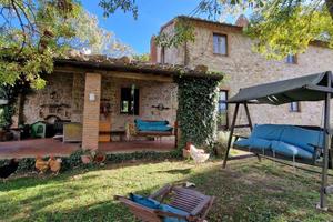 Rustico / Casale di 220 m² con più di 5 locali e b