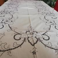 Tovaglia in lino con tovaglioli