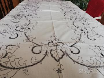 Tovaglia in lino con tovaglioli