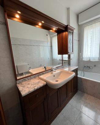 Mobile arredo bagno con lavandino