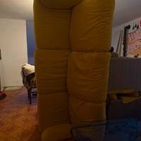 Divano giallo gratuito 4 posti