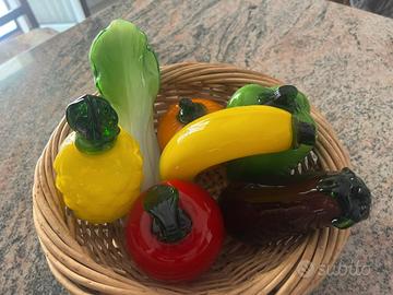 cestino con frutti di vetro