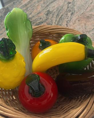 cestino con frutti di vetro