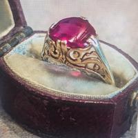 Anello antico con pietra rossa