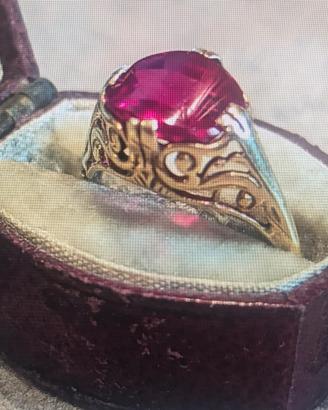 Anello antico con pietra rossa