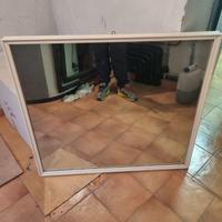 specchio con cornice bianca