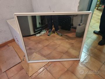 specchio con cornice bianca