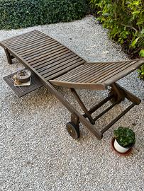 Sdraio Chaise longhe in legno con ruote e tavolino