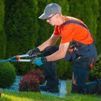Giardiniere cura e pulizia giardino attrezzato