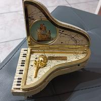 Pianoforte decorativo immagine sacra e preghiera