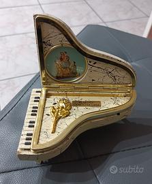 Pianoforte decorativo immagine sacra e preghiera