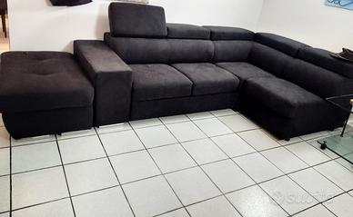 divano letto a 5 posti nero con due Puff  e una pe