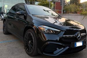 Mercedes GLA 200d pacchetto AMG FULL BLACK