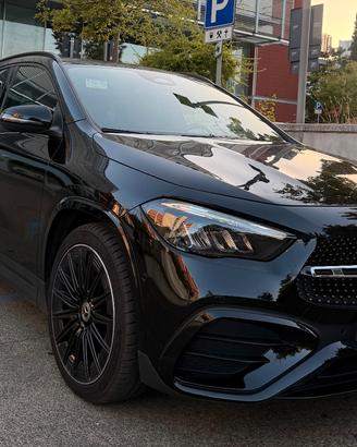 Mercedes GLA 200d pacchetto AMG FULL BLACK
