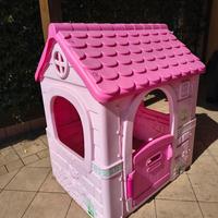 casetta giardino bambina