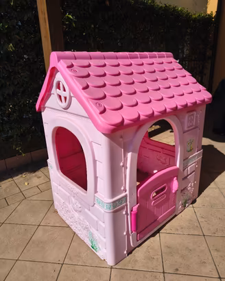 casetta giardino bambina