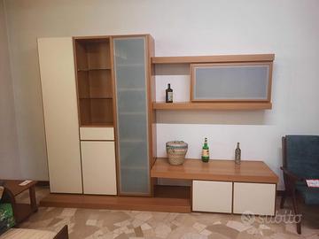 Parete soggiorno con vetrine e mensole