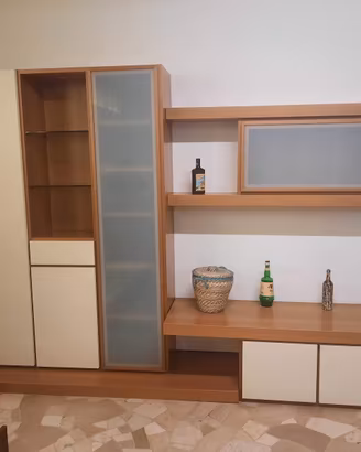 Parete soggiorno con vetrine e mensole
