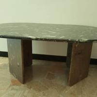 tavolo in pietra fossile