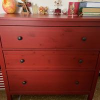 Cassettiera comò Ikea Hemnes rossa