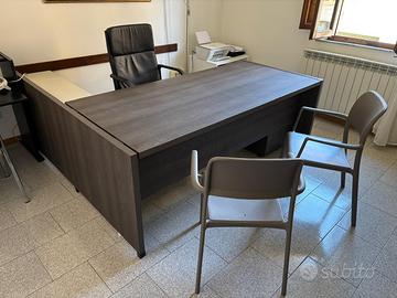 Scrivania ufficio, libreria, sedie, poltrona