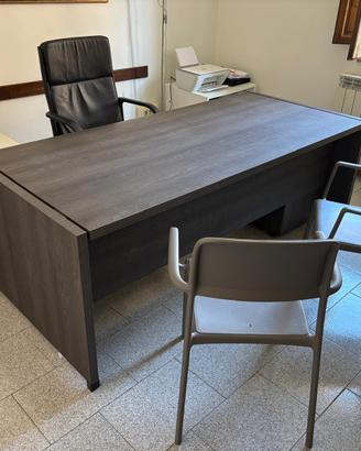 Scrivania ufficio, libreria, sedie, poltrona