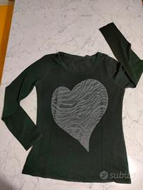 T-shirt nera cuore 