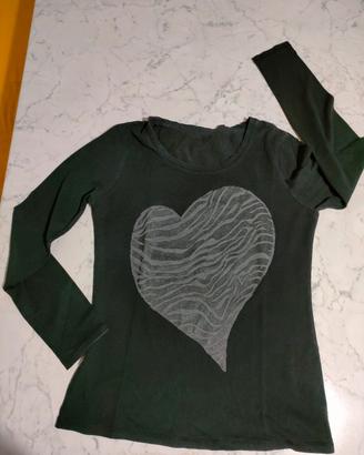 T-shirt nera cuore 