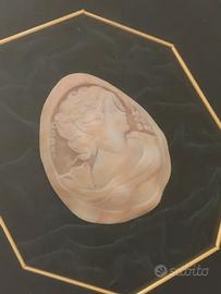 Cammeo vintage con profilo di donna su velluto ver