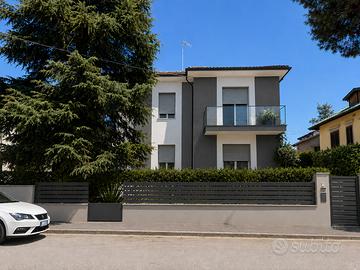 Villa con 2 appartamenti, garage e giardino