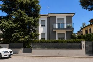Villa con 2 appartamenti, garage e giardino
