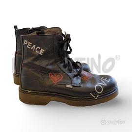 ANFIBI DONNA PEACE AND LOVE MELANIA NERI