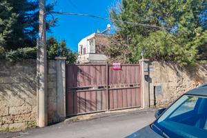 Villa d'epoca con ampio giardino edificabile