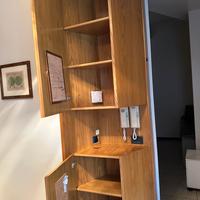 Armadio su misura ad angolo in rovere massello