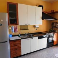Cucina bianca e color legno